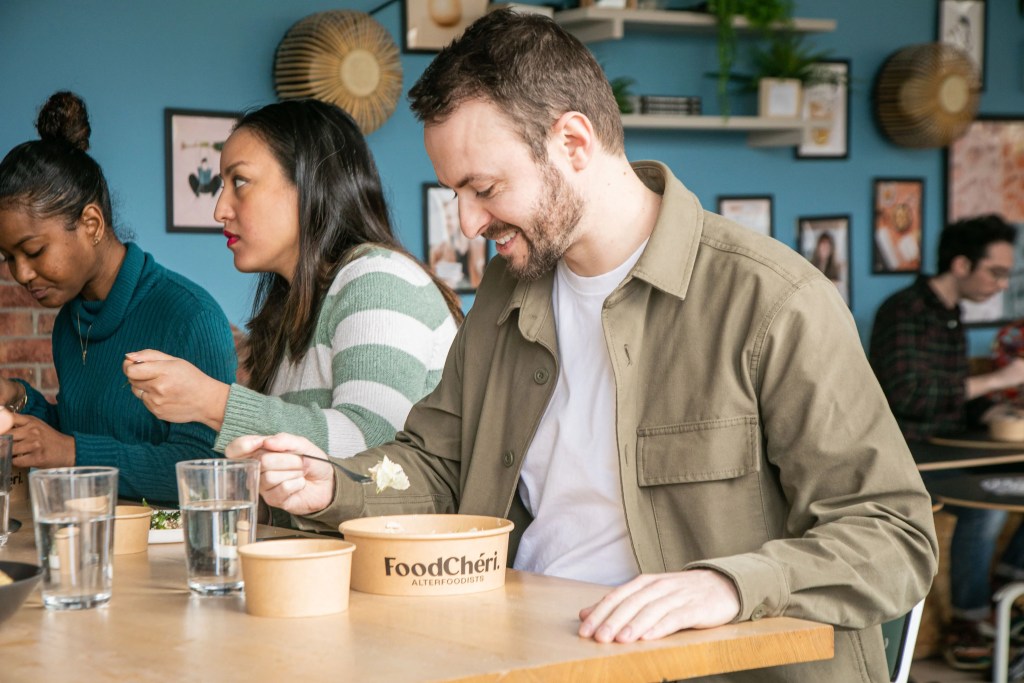 Alimentation et bien-être au travail, un salarié mange son plat FoodChéri
