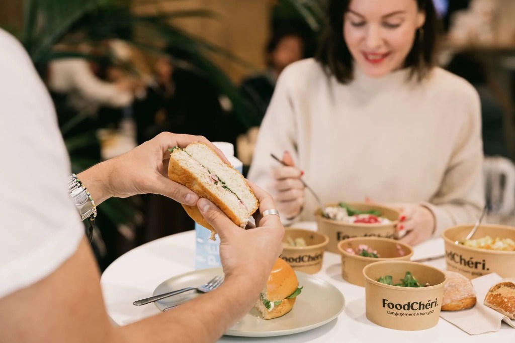 Des collègues partagent un moment convivial autour d'un plat FoodChéri dans leur espace de restauration d'entreprise